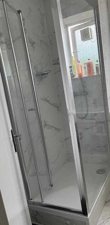 Private Room With Two Beds Near Central 伦敦 外观 照片