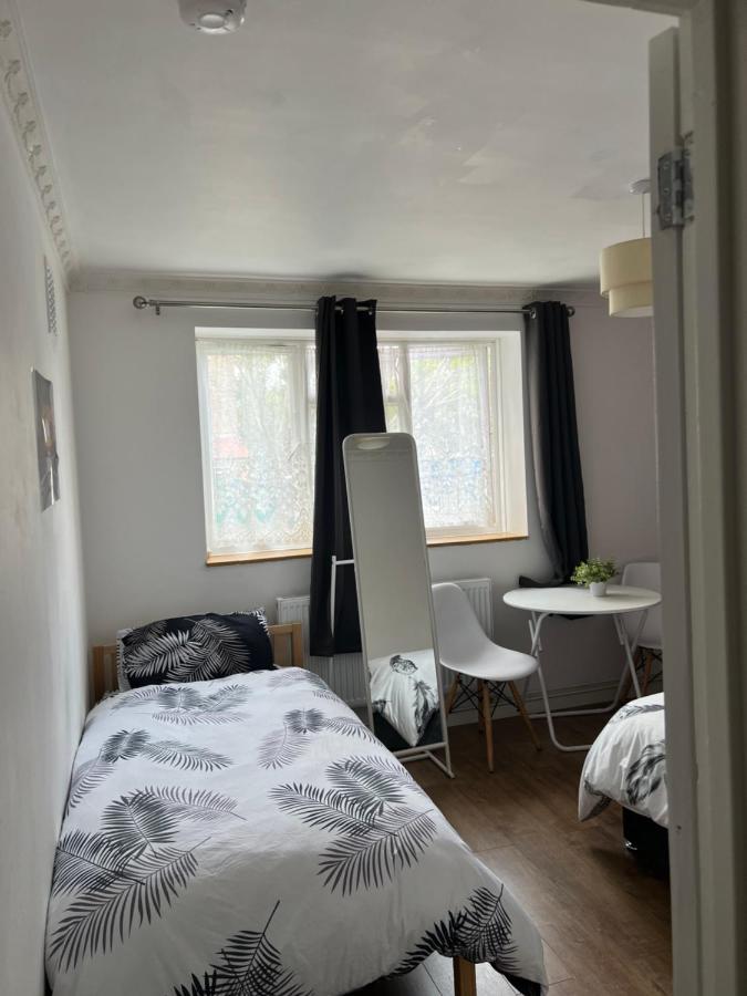 Private Room With Two Beds Near Central 伦敦 外观 照片