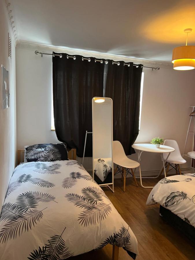 Private Room With Two Beds Near Central 伦敦 外观 照片