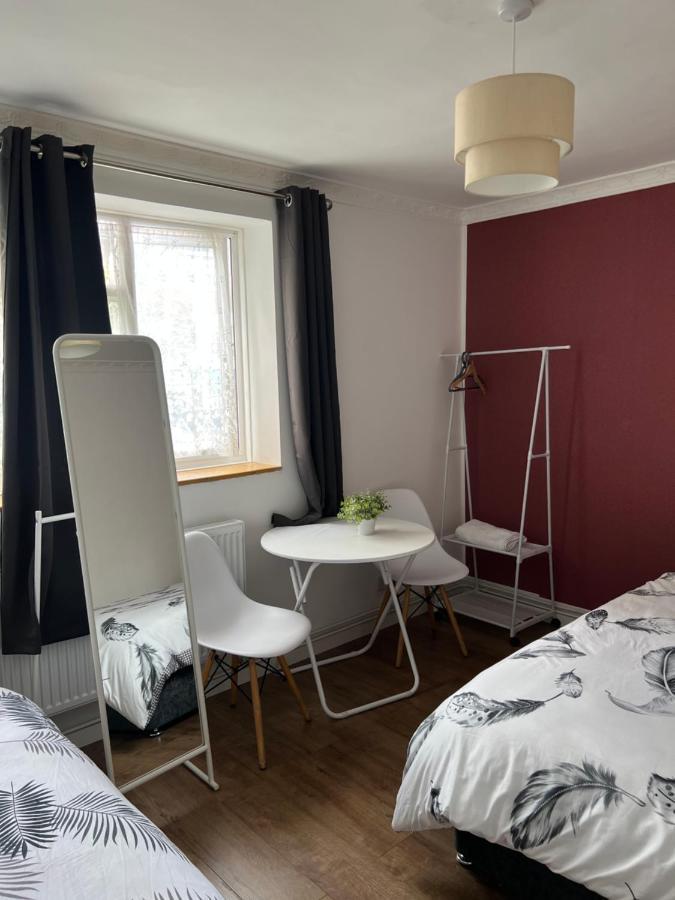 Private Room With Two Beds Near Central 伦敦 外观 照片